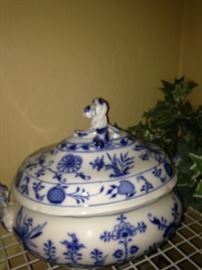 Blue & white tureen