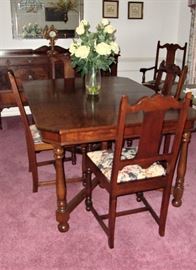 A TRUE TIMELESS TREASURE - 1940'S DINING TABLE WITH 6 CHAIRS - EXCELLENT CONDITION!