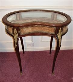 ELEGANT ANTIQUE FRENCH LOUIS XV STYLE VITRINE TABLE.  LOVELY CABRIOLE LEGS, ACCENTED WITH GILDED ORMOLU &  LINED WITH GOLD VELVET, THIS ONE OPENS FROM THE FRONT. THERE ARE 2 AT THIS SALE, DIFFERENT SIZES AND DIFFERENT SHAPES. THE OTHER ONE HAS A LIFT TOP.