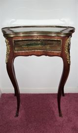 ANTIQUE FRENCH LOUIS XV STYLE VITRINE TABLE. LOVELY CABRIOLE LEGS, ACCENTED WITH GILDED ORMOLU. THIS ONE HAS A LIFT TOP - THERE ARE 2 AT THIS SALE, DIFFERENT SIZES AND SHAPES.