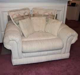 OVERSIZED "COMFY" CHAIR