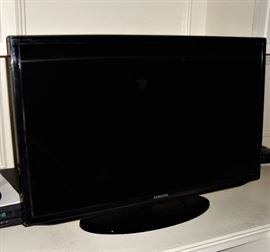 SAMSUNG FLATSCREEN TV WITH REMOTE