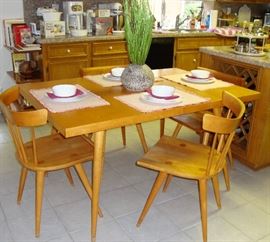 PAUL McCOBB PLANNER GROUP WINCHENDON EXPANDABLE TABLE WITH CHAIRS. MADE OF SOLID MAPLE "SWEET MID-CENTURY" ! 