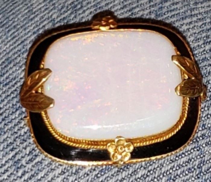 10 ct. Opal in 14kt gold.