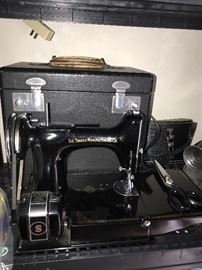 ANTIQUE SINGER SEWING MACHINE WITH CASE