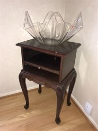 SMALL SIDE TABLE WITH LUCITE BOWL