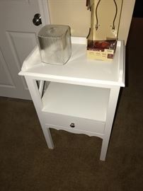 SMALL WHITE TABLE WITH DRAWER