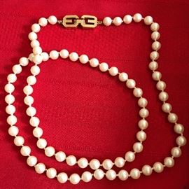 VINTAGE GIVENCHY FAUX PEARL NECKLACE