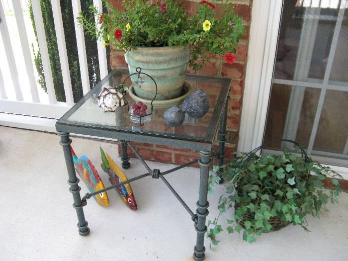 Table, plants & decorative accessories