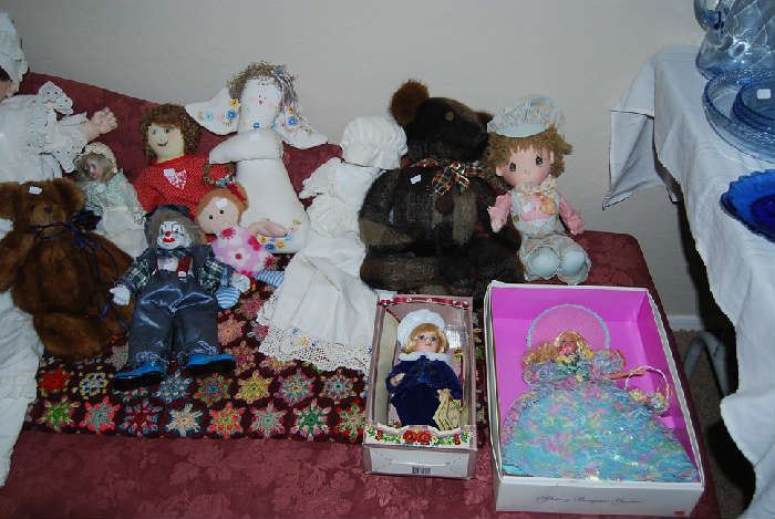 FAINTING COUCH, VINTAGE DOLLS AND BEARS