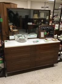 Dresser w/mirror