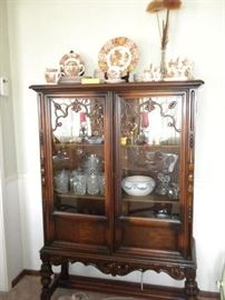 BEAUTIFUL BERKEY AND GAY CURIO CABINET