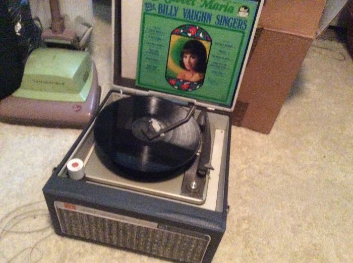 VINTAGE RCA RECORD PLAYER AND 33'S