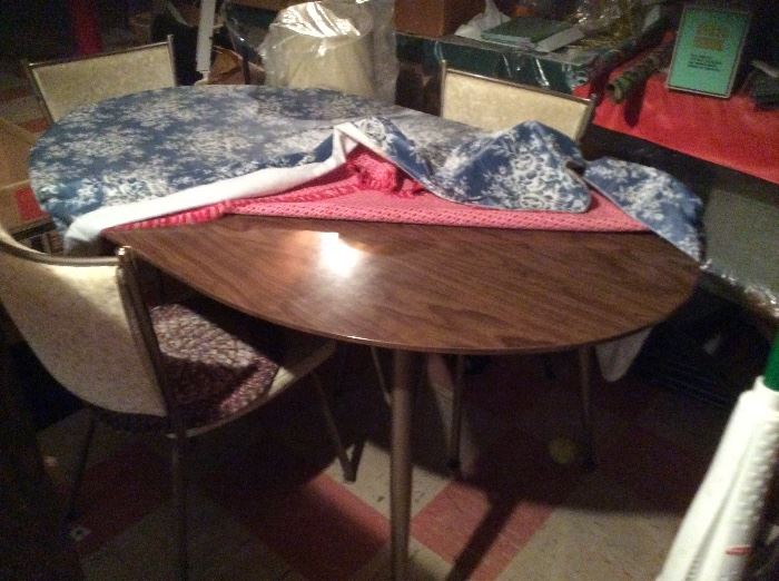 MID CENTURY DINETTE TABLE WITH 6 CHAIRS