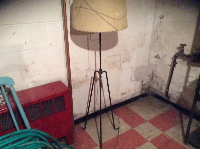 MID CENTURY 3 LEGGED ATOMIC ERA FLOOR LAMP
