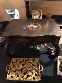 Inkwell and mini black lacquer Chinese stand
