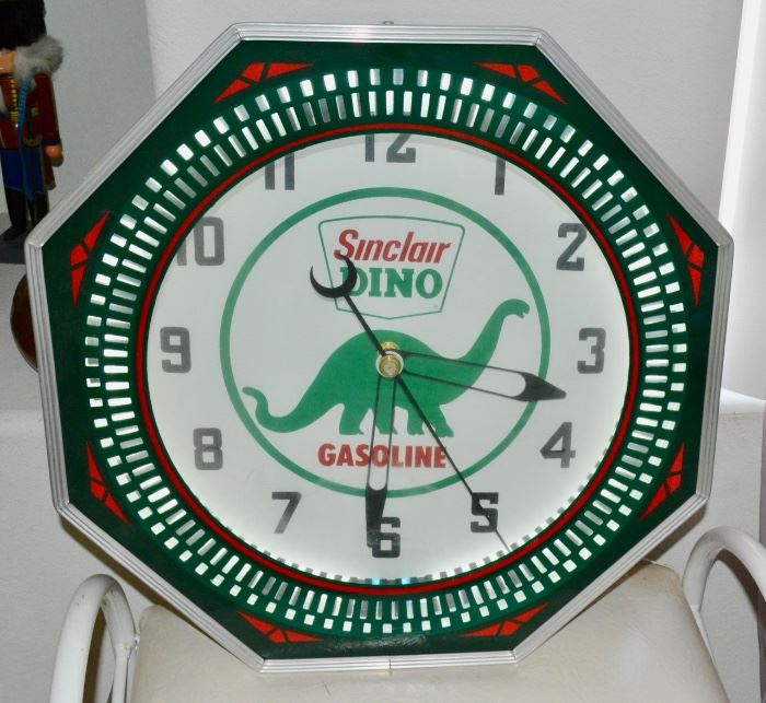 Sinclair DINO Gasoline Sign / Clock