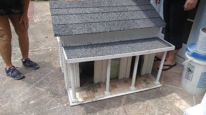 Air conditioned dog house