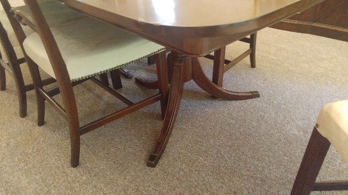 Gorgeous antique Duncan Phyfe table and chairs in top-notch condition
