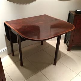 Early 19th c. English banded mahogany drop-leaf table. 