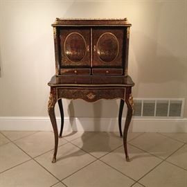 Exceptional quality Boulle writing desk with tortoise inlay and gilt bronze mounts. 