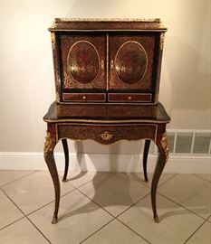 Exceptional quality Boulle writing desk with tortoise inlay and gilt bronze mounts. 