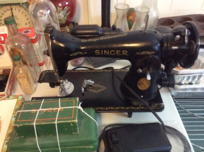 ANTIQUE SINGER SEWING MACHINE WITH ALL ATTACHMENTS
