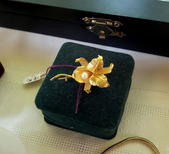 18k yellow gold / pearl orchid pin