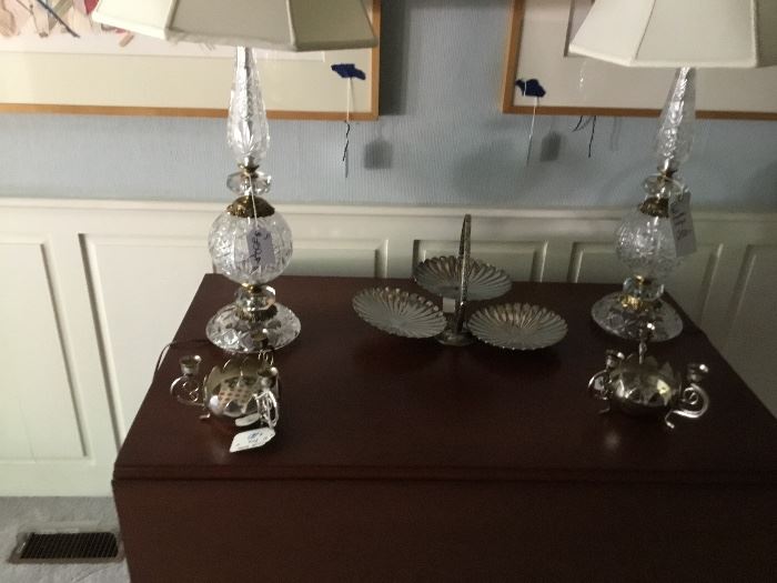 Drop leaf table and a pair of crystal lamps