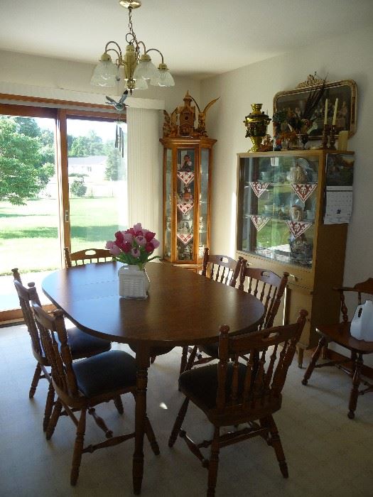 6 chairs / dining table /hutch /curio