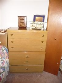 jewel boxes / tall chest of drawers