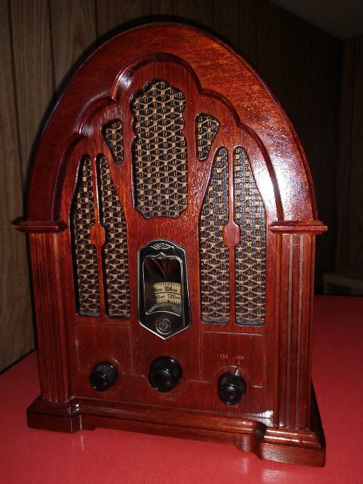 Vintage looking modern radio