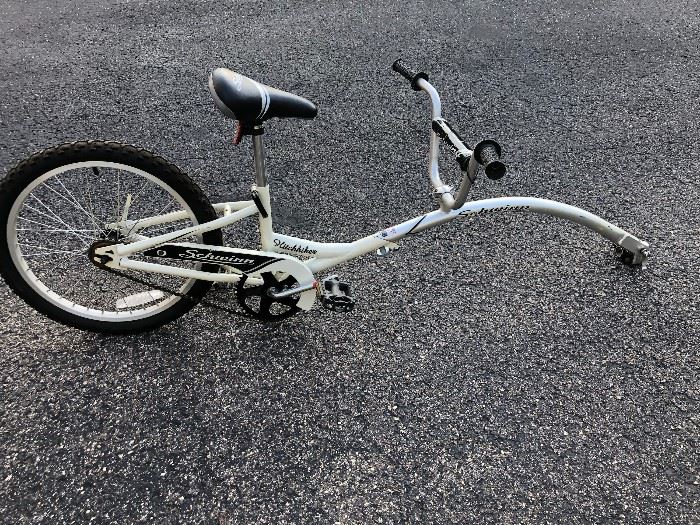 Easy-to-attach chaser/tagalong bike attachment in great condition