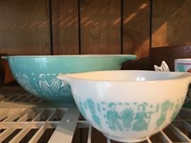 Pyrex bowls