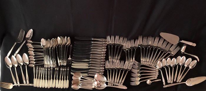 Set Holmes & Edwards "Danish Princess" Flatware for Sixteen Plus Servers