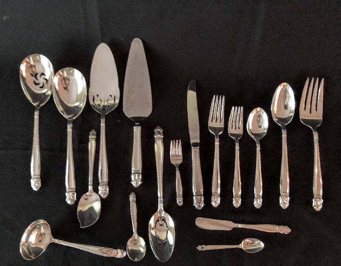 Set Holmes & Edwards "Danish Princess" Flatware for Sixteen Plus Servers