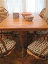 double pedestal oak table & 6 chairs & spongeware bowls