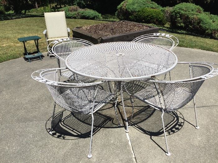 WoodardPatio Table with 4 Chairs
