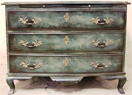 Fantastic finish on this 3 drawer chest