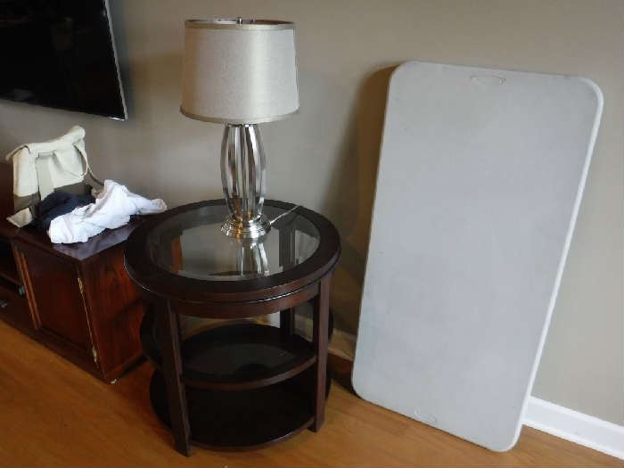The matching end table. The white table is not included in the sale.