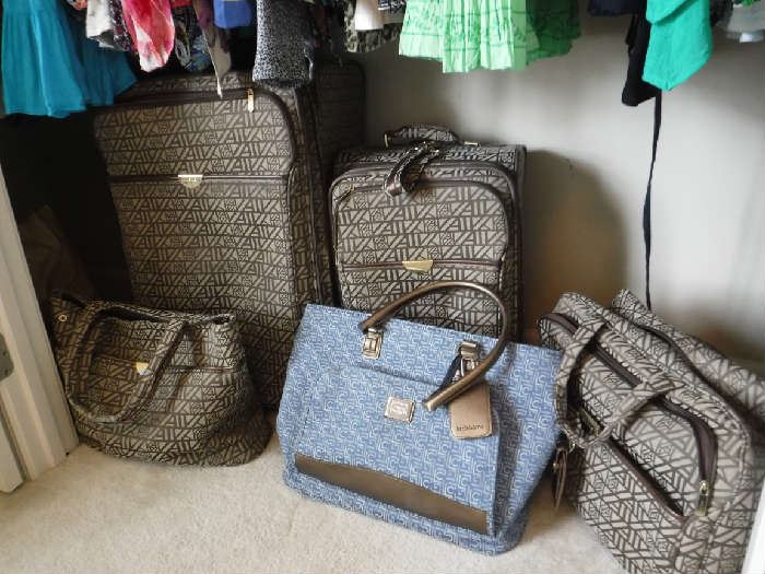 Anne Klein luggage set... priced separately and ready to go!!!!!!
