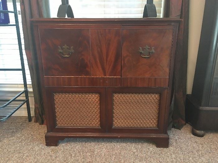 Vintage Stereo system in Cabinet