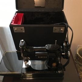 Singer Featherweight Sewing Machine with Case