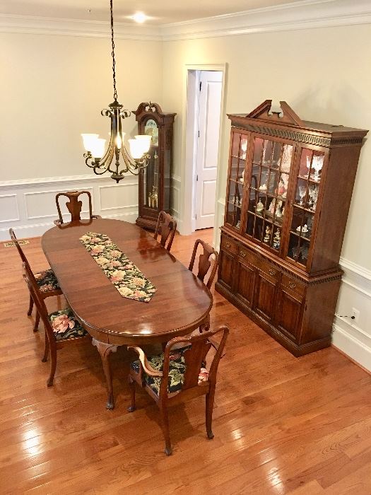 Stratton "OldTowne" Queen Anne table, 8 chairs, buffet.  Very good condition.  