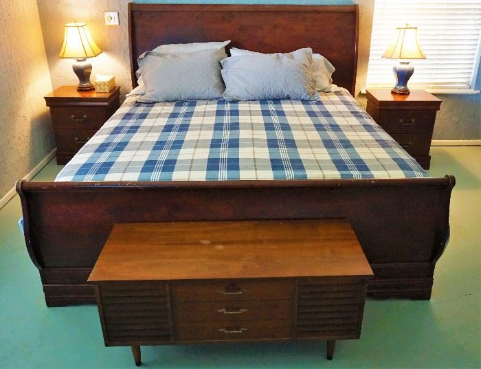 King size sleigh bed and matching nightstands