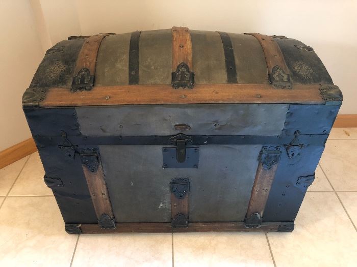 Antique steamer trunk in excellent condition