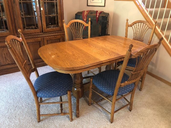 Dining set with two hidden leaves & full table pads