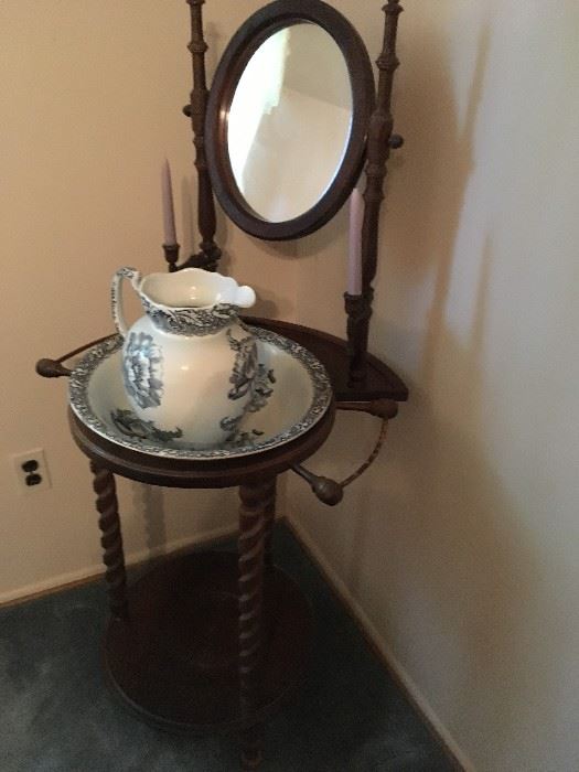 a wonderful example of an 18th-century wash stand!