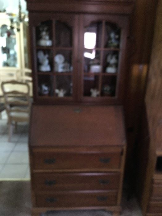 This is a beautiful secretary.  I will try to upgrade picture to eliminate the blur -- nice piece