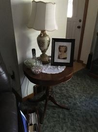 A nice Duncan Fife lamp table with lamp.